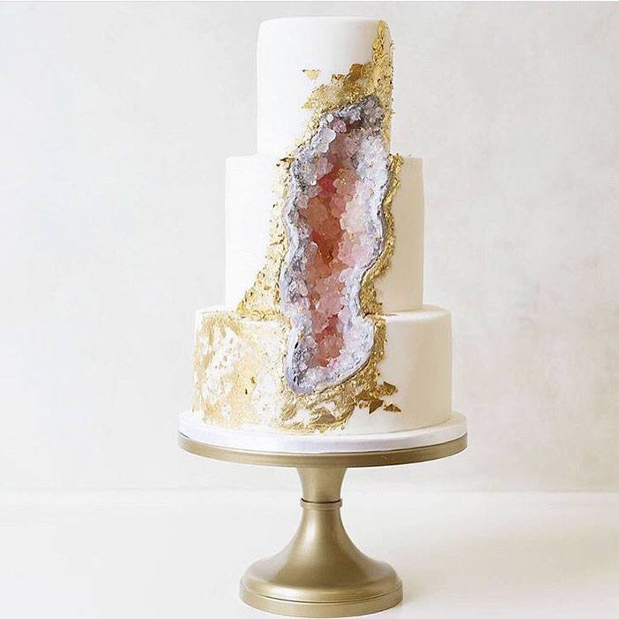 amethyst-geode-wedding-cake-trend-17-57833e2bb38eb__700