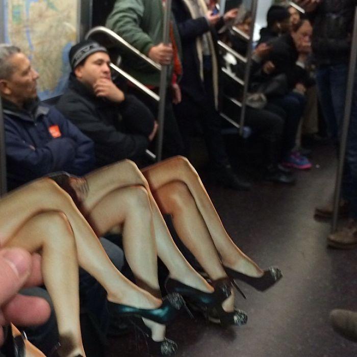 журнальные фотографии в метро