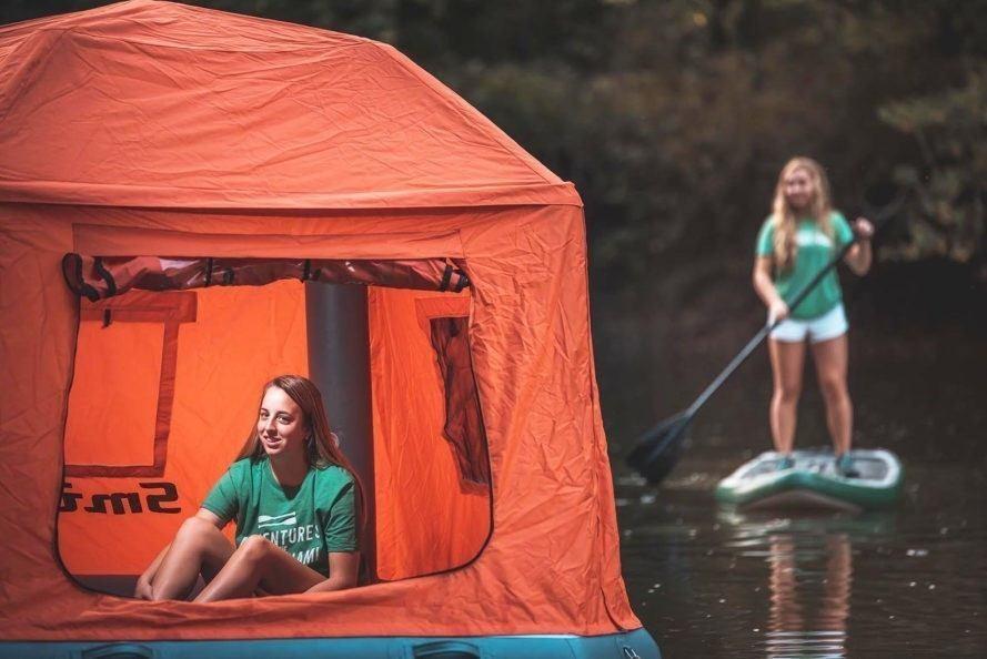 палатка плавает по воде