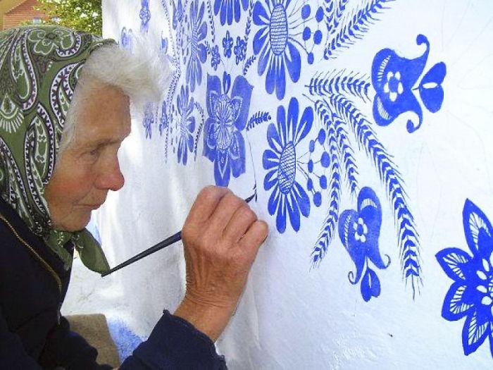 бабушка рисует