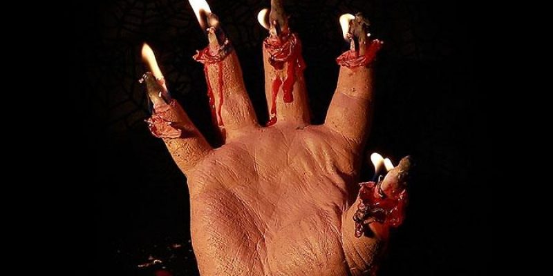 Пугающие свечи для празднования Хеллоуина